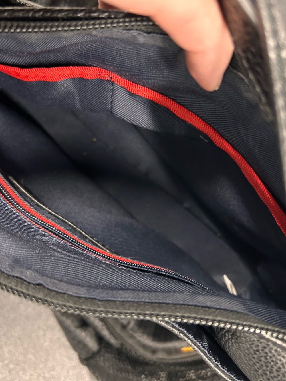 Tommy Hilfiger Black Pebbled Leather Crossbody with Gold Logo - Picture 3 of 4